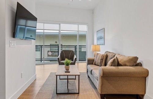 Cedars Apartment | Luxury Flat in the City - King Bed!