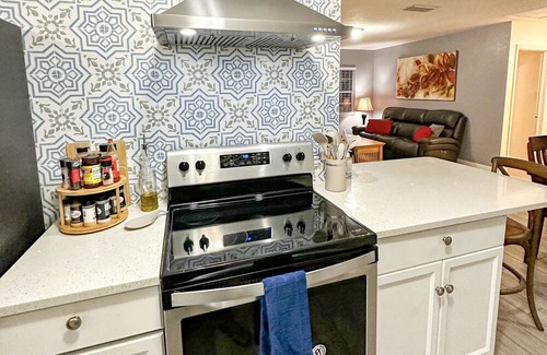 Carver City - Lincoln Gardens House | Ideal Location near Airport & Stadium | Veranda Dining & Hammocks