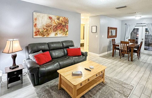 Carver City - Lincoln Gardens House | Ideal Location near Airport & Stadium | Veranda Dining & Hammocks
