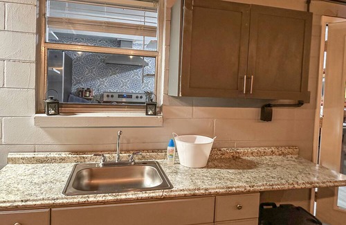 Carver City - Lincoln Gardens House | Ideal Location near Airport & Stadium | Veranda Dining & Hammocks