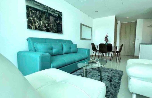 Riomar House | Luxury Apartment Hilton WI-FI, TV, Pool and Gym
