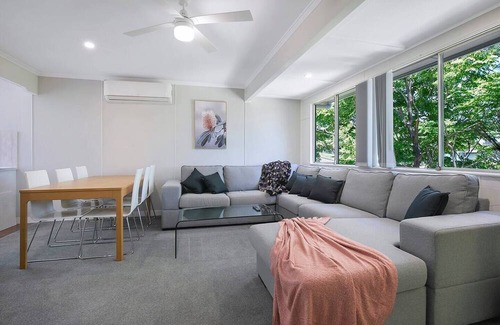 Stafford Heights Apartment | The Palms A Classic Queensland Retreat