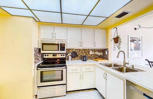 Palma del Mar Condo | Bay & golf course-view condo with pool, spa, fishing pier, & private balcony