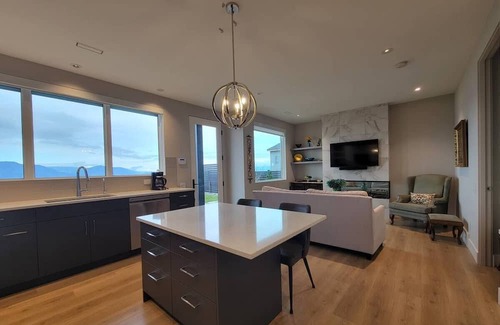 Southwest Mission House | Cozy getaway with panoramic lake view