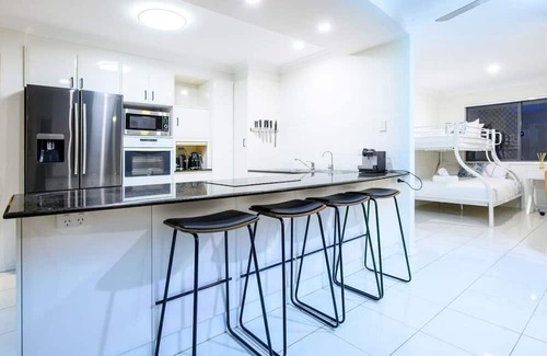 Gold Coast House | Relaxing Hope Island Retreat with Pool and Study