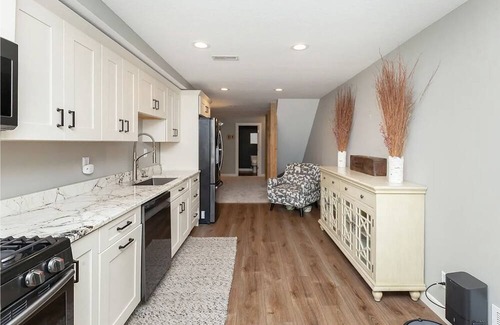 Boone House | Updated 5 Bedroom Ranch 7 minutes from Seven Oaks, 15 minutes from ISU Campus