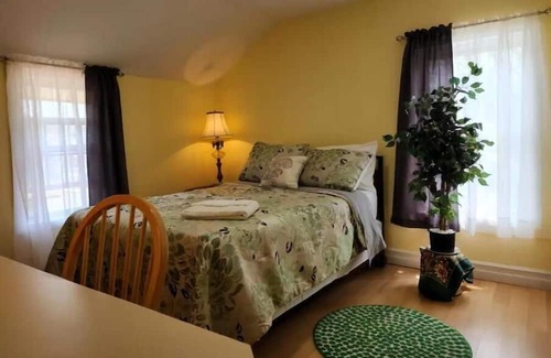 Middletown House | Comfortable Yellow House