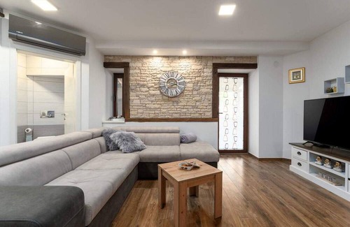 Cepljani House | Villa Stonehouse is a nice rustic terraced house only 3,5 km from the sea and the town Umag.