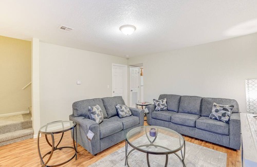 Joplin House | Newly Renovated Joplin Townhome w/ Fireplace