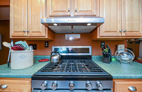 York House | Charming 3 Bedroom Ranch. Patio, Firepit, Laundry. Beaches, & Art Galleries.