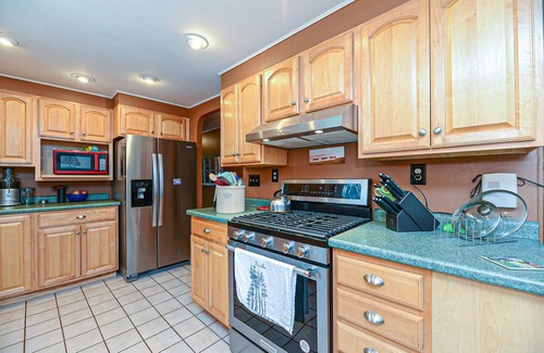 York House | Charming 3 Bedroom Ranch. Patio, Firepit, Laundry. Beaches, & Art Galleries.
