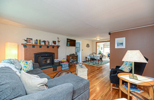 York House | Charming 3 Bedroom Ranch. Patio, Firepit, Laundry. Beaches, & Art Galleries.