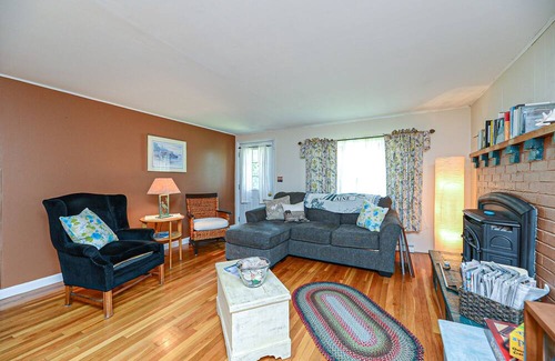 York House | Minutes to multiple beaches, country setting,1 acre, private
