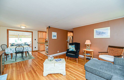 York House | Minutes to multiple beaches, country setting,1 acre, private