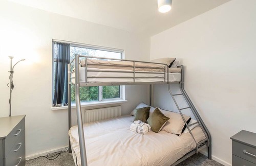 Cribbs Causeway House | Beautiful 3-Bed House in Bristol