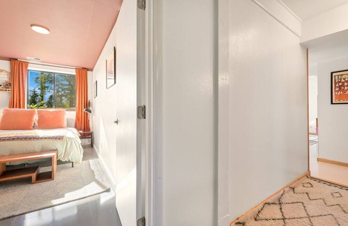 Alabama Hill House | Mid-century modern home in middle of quiet neighborhood. Close to parks!
