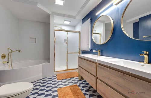 Highland Park House | Serene Home! 6 Bed&4.5 Bath w/Kids den, Steam shower, Hot tub, Theatre, Bar..