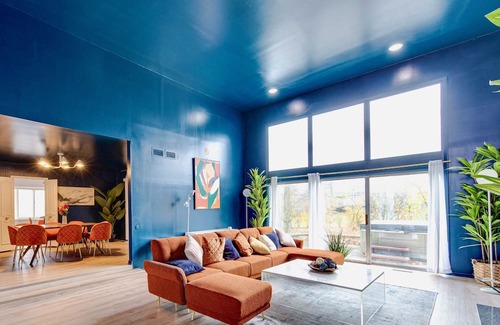 Highland Park House | Serene Home! 6 Bed&4.5 Bath w/Kids den, Steam shower, Hot tub, Theatre, Bar..
