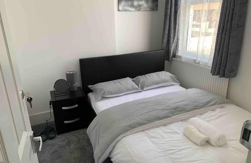 Selhurst House | Stunning 3-Bed House in Croydon