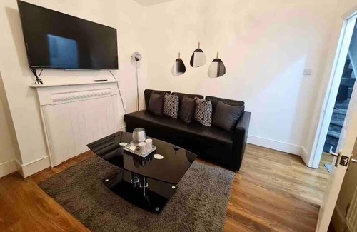 Selhurst House | Stunning 3-Bed House in Croydon