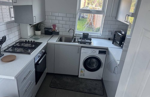 Selhurst House | Stunning 3-Bed House in Croydon