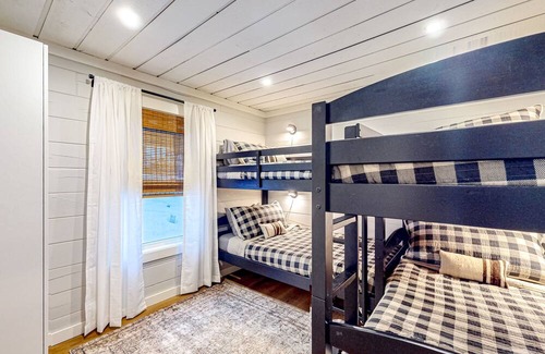 Rangeley Cabin | Dog-friendly cabin near Rangeley Lake with kayak, firepit & new furnishings