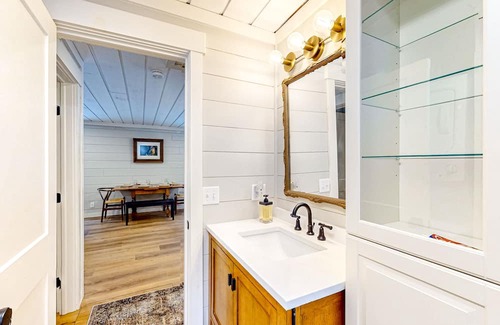 Rangeley Cabin | Dog-friendly cabin near Rangeley Lake with kayak, firepit & new furnishings