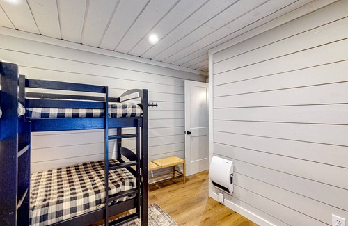 Rangeley Cabin | Dog-friendly cabin near Rangeley Lake with kayak, firepit & new furnishings