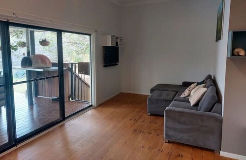 Kin Kin House | kin kin cottage, Noosa hinterland, walk to town.