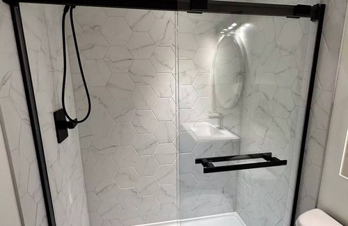 Cochrane House | Stylish New Suite next door to the Rockies