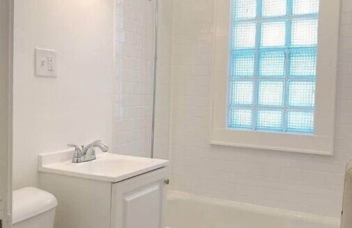 Victory Apartment | Cozy Stylish Renovated & Convenient 2bd Apartment for Monthly Stays