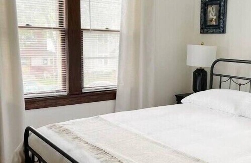 Victory Apartment | Cozy Stylish Renovated & Convenient 2bd Apartment for Monthly Stays