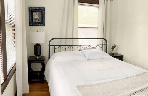 Victory Apartment | Cozy Stylish Renovated & Convenient 2bd Apartment for Monthly Stays