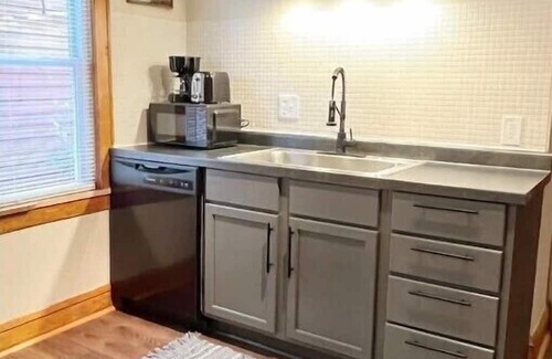 Victory Apartment | Comfy, Convenient Renovated 1bd with Vintage Charm for Month+ Stays