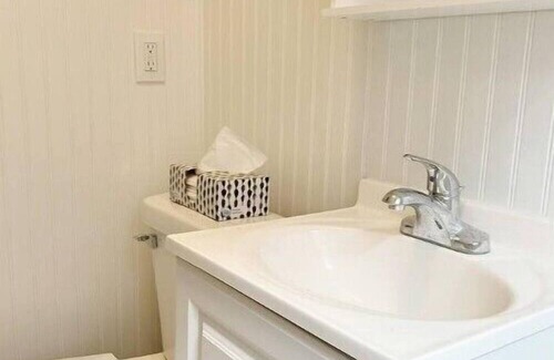Victory Apartment | Comfy, Convenient Renovated 1bd with Vintage Charm for Month+ Stays