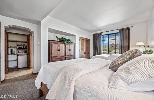 Carefree Condo | Luxury Unit Carefree, Arizona with great golfing, art, restaurants and shopping