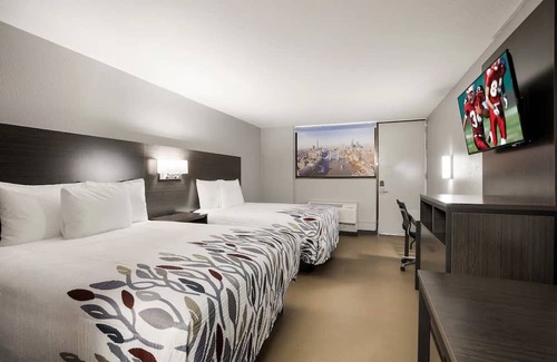 Alexandria House | Affordable Stay: Close to Alexandria Museum of Art, Free Parking, Pets Allowed!