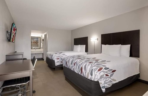Alexandria House | Affordable Stay: Close to Alexandria Museum of Art, Free Parking, Pets Allowed!