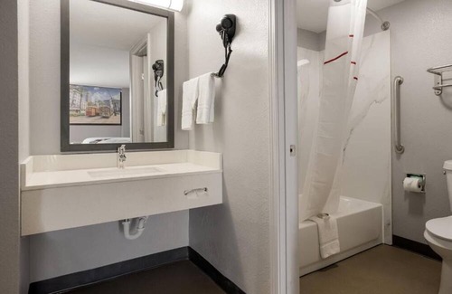 Alexandria House | Relax in Style: Short Drive to Alexandria International Airport. Free Parking!