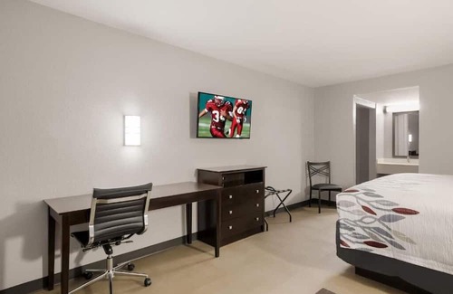 Alexandria House | Relax in Style: Short Drive to Alexandria International Airport. Free Parking!