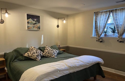 North Decatur House | Enchanted Forest in the City- Spacious & Private Guest Suite w/patio & king bed