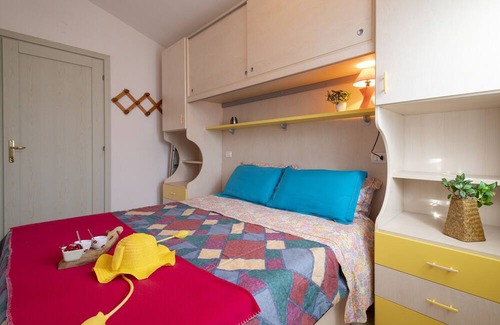 La Muddizza House | Holiday Home 'Residence Mazzini Int 25' with Shared Pool, Terrace and Air Conditioning