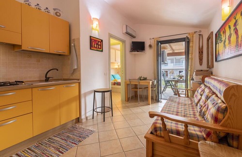 La Muddizza House | Holiday Home 'Residence Mazzini Int 25' with Shared Pool, Terrace and Air Conditioning
