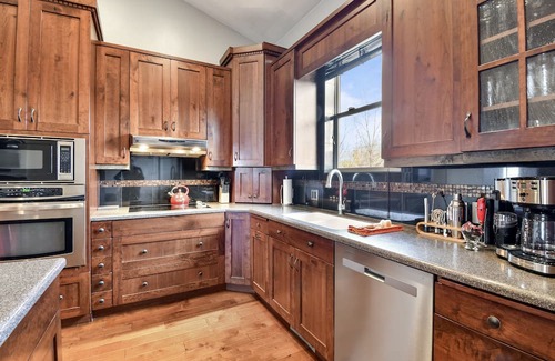 Heber House | MountainView AdventureHome | Hot Tub | 6br 4ba Sleeps 12 | ADA w/elevator & Pet Friendly | Lg Groups