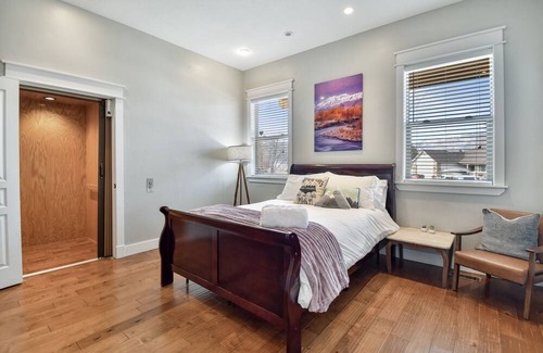 Heber House | MountainView AdventureHome | Hot Tub | 6br 4ba Sleeps 12 | ADA w/elevator & Pet Friendly | Lg Groups