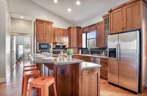 Heber House | MountainView AdventureHome | Hot Tub | 6br 4ba Sleeps 12 | ADA w/elevator & Pet Friendly | Lg Groups
