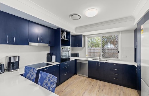 Jacobs Well House | Large new family home: beach 200m, theme parks 15 min, games, garden, BBQ, park