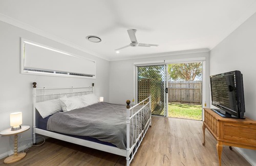 Jacobs Well House | Large new family home: beach 200m, theme parks 15 min, games, garden, BBQ, park