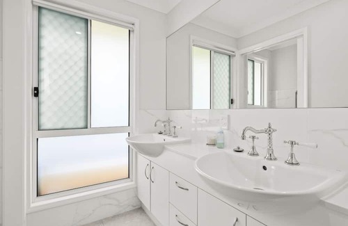 Jacobs Well House | Large new family home: beach 200m, theme parks 15 min, games, garden, BBQ, park