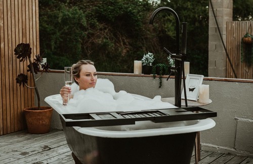 Mylor House | A chic vintage caravan in an idyllic setting.nPure escapism in the Hills.